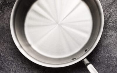 Teräspannun käyttö: näin ruoka ei tartu pannuun